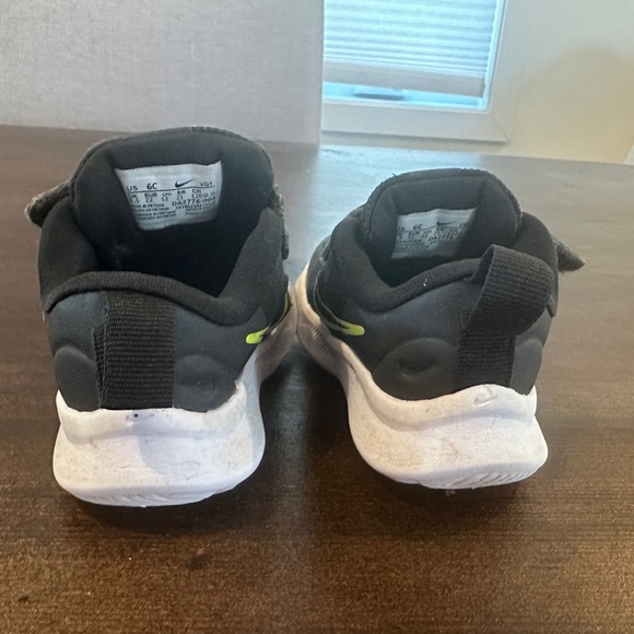 Nike Kids Grey White Green Running Shoes Size 6C - Picture 5 of 8